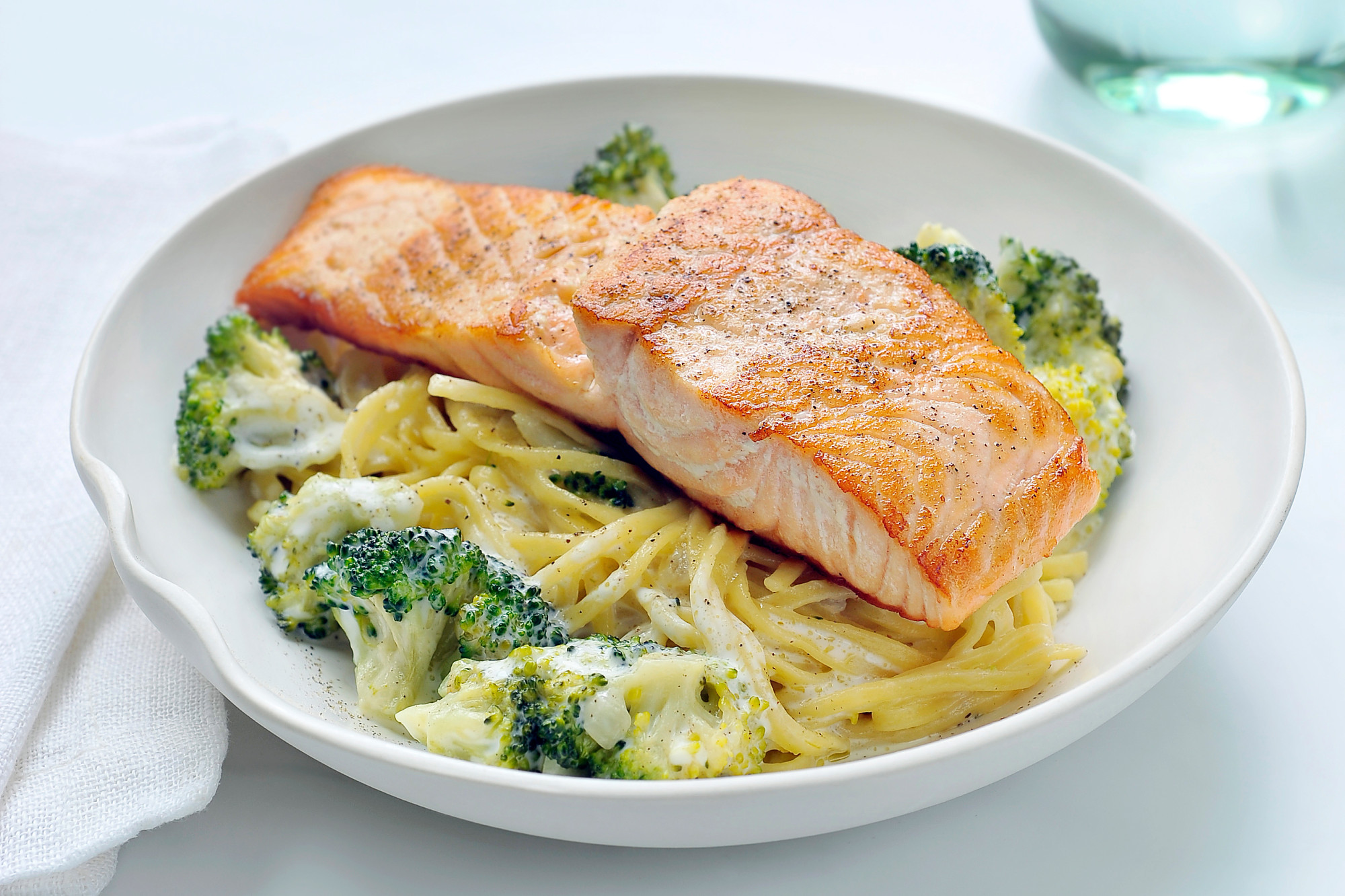 Pasta met gebakken zalm en broccoli